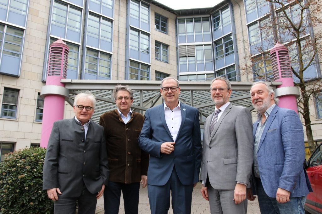 Das Bild mit den Personen vor dem Krankenhaus zeigt von links: Stefan Labus, Norbert Jäger, MdL Thomas Zöller, Martin Stapper und Edwin HussleinFoto: Michael Horling